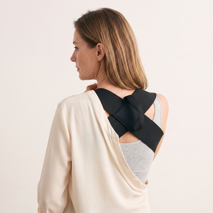 De AlignEase band onder een blouse gedragen, onopvallend en zonder zichtbare aftekening